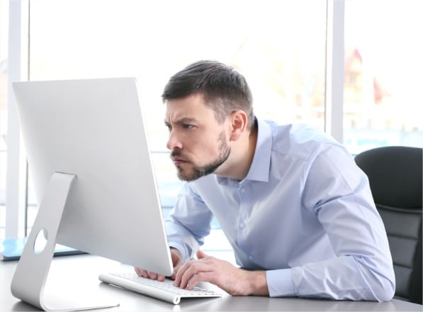 Má Postura trabalhar sentado computador escritório