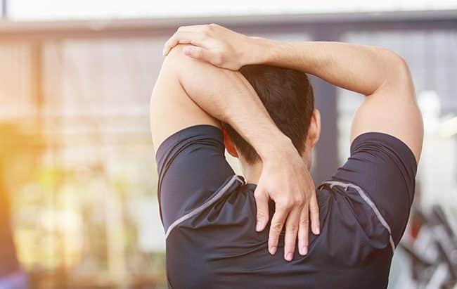 Imagem de homem fazendo alongamento de ombro