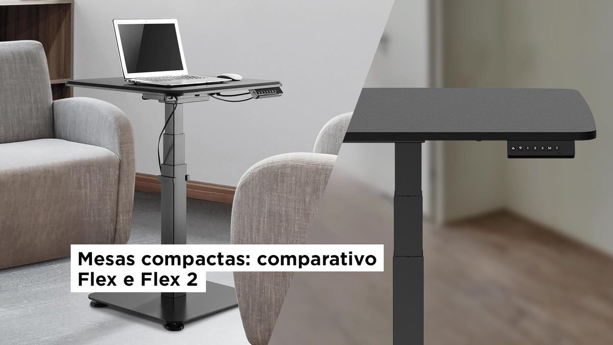 imagem com duas mesas compactas da slikdesk flex e flex 2 na cor preta, flex está com um notebook branco aberto em cima em uma sala com sofás.